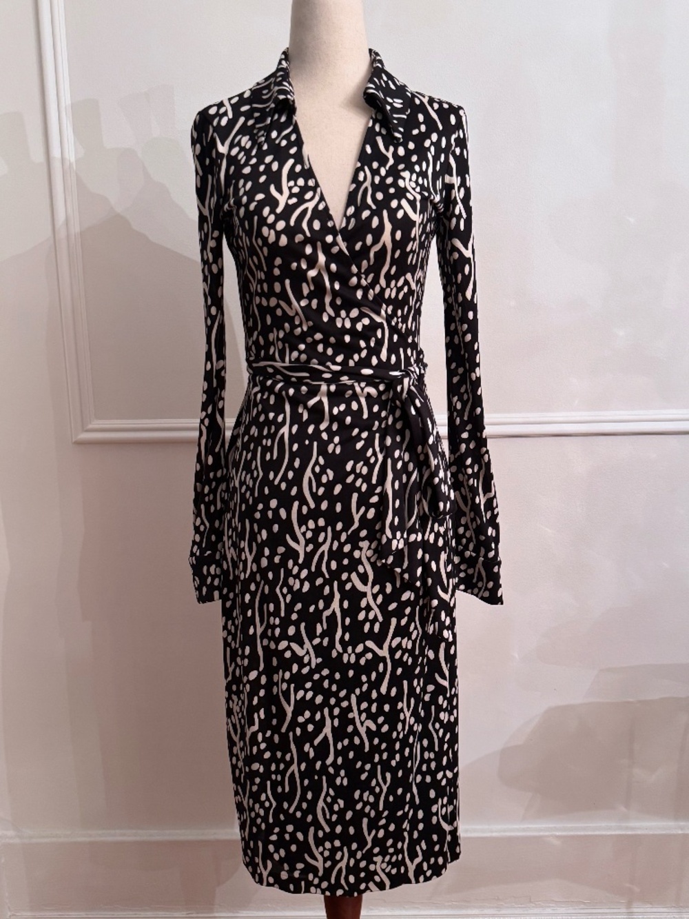 Diane von Furstenberg Silk Wrap Dress Black Ivory Print Long Sleeve Sz 4